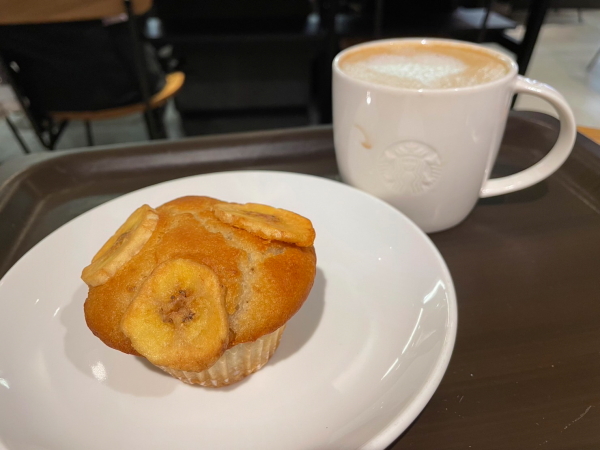 スターバックスのバナナの米粉マフィンとソイラテ