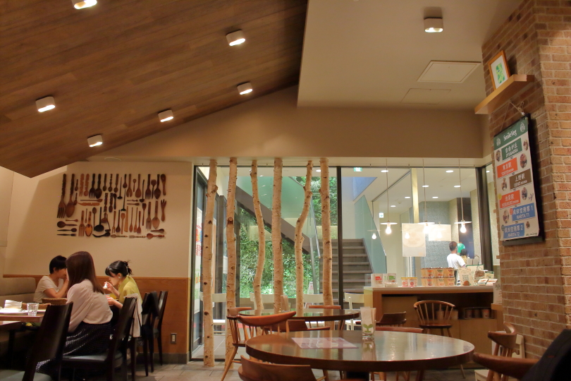 ヴィーガン料理店「T’sレストラン」の店内