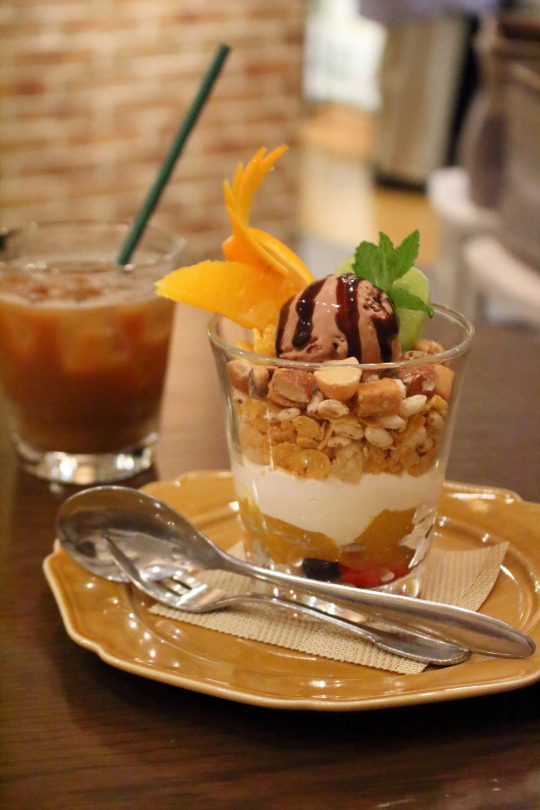 ヴィーガン対応チョコアイスのパフェ