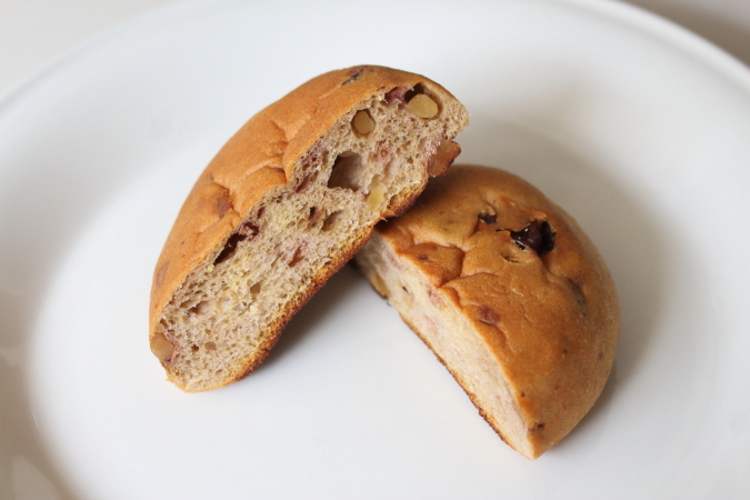 グルテンフリーのゼンブブレッドのくるみとレーズン